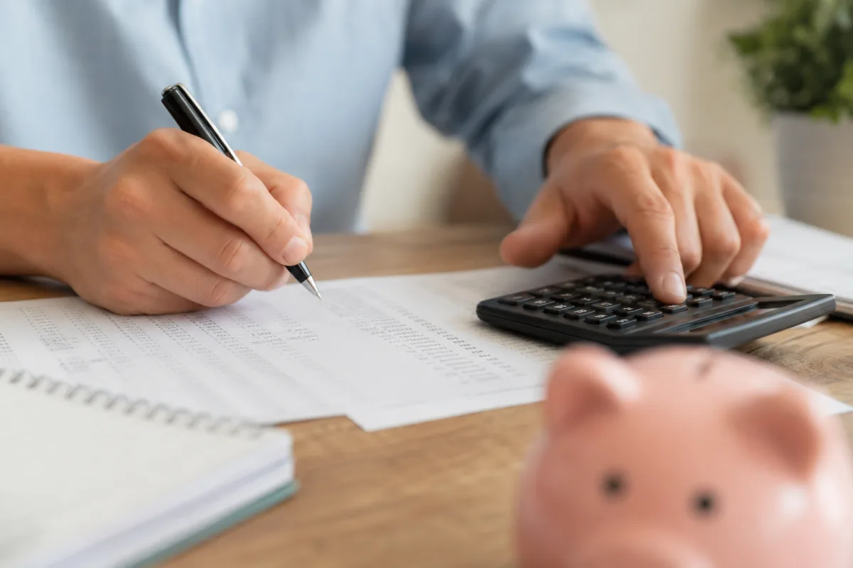 Prix moyen d'une mutuelle famille pour 4 personnes : ce que j'ai analysé Gros plan sur un tableau comparatif de cotisations mensuelles de mutuelles familiales posé sur un bureau