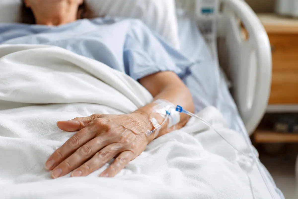 Gros plan sur une fiche de remboursement de soins hospitaliers posée sur un bureau avec un stylo