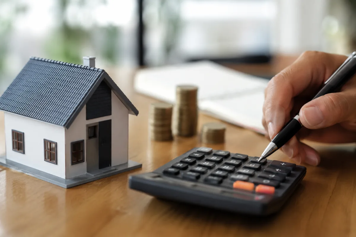 Mes prévisions sur le taux immobilier en 2027 et mon analyse Gros plan sur les clés d un logement posées sur un dossier de prêt bancaire