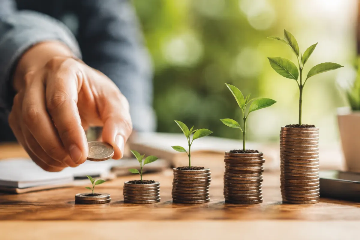 Une main posant un billet de cinquante euros sur des documents d'analyse financière