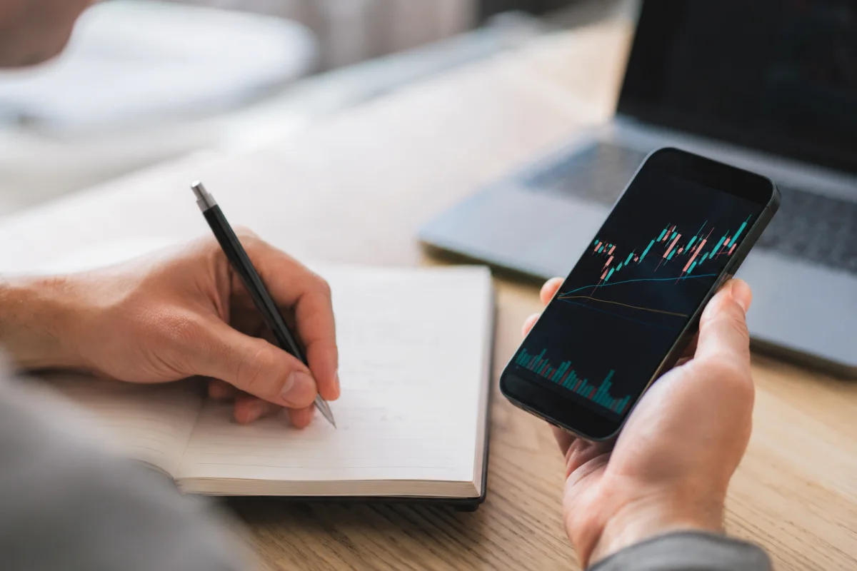 Gros plan sur les doigts d'un investisseur tapant des arbitrages d'ETF sur son clavier